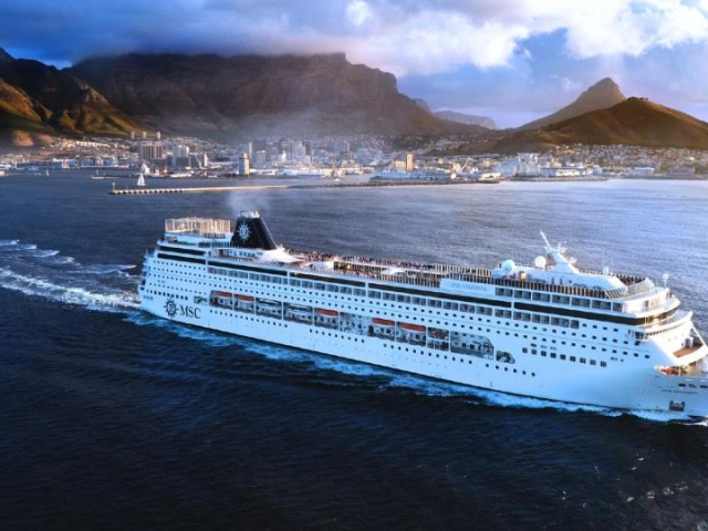 Cruise ship - Table Mountain