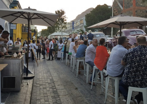 First Thursday, Sidewalk diners on Bree Street