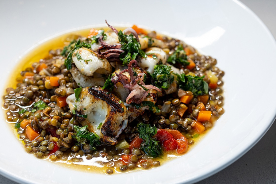 Ouzeri - Braised lentils with squid